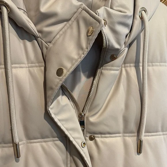 Cream Puffer Vest with Hood - Picture 4 of 6